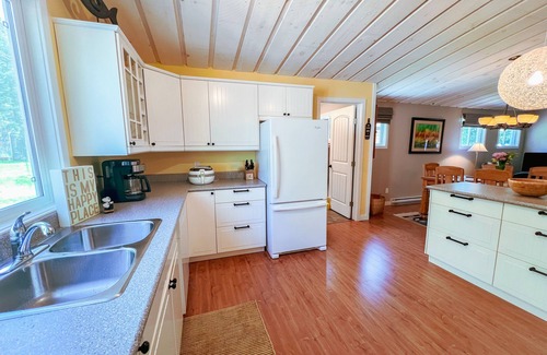 Kenora Cottage | 3 Bedroom Beachfront Cottage on Lake of the Woods