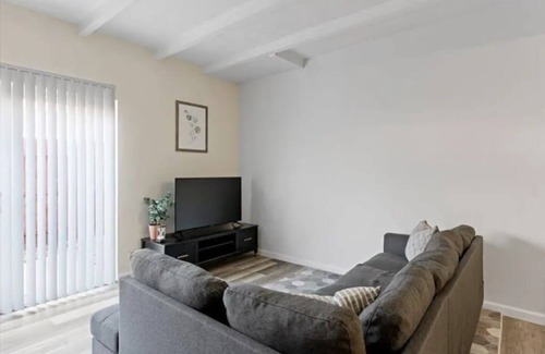 Airport Township House | 3-bedroom building in serene Saint Ann with WiFi, AC