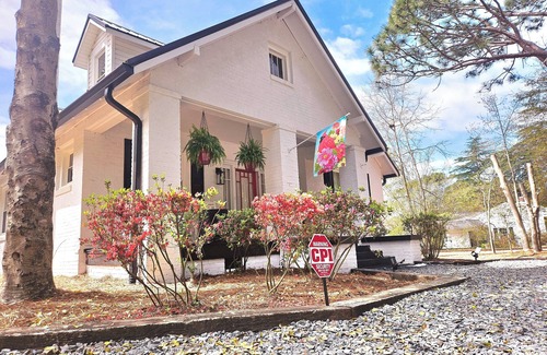 Cordova House | (3) Bedroom Charming, Cozy Little Hideaway with a Unique Feel! Sleeps 6
