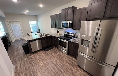Calera House | 3-Bedroom End Unit Townhouse with 2-Car Garage in Calera