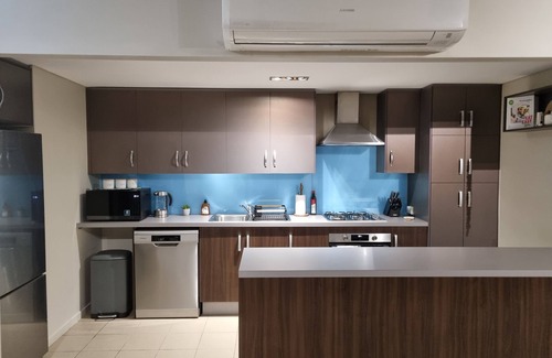Douglas Apartment | 3 bedroom executive apartment on Ross River ideal for business or family holiday