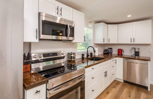 Palm Harbor House | 3 bedroom farmhouse cottage in Palm Harbor 11 mins from Honeymoon Island Beach