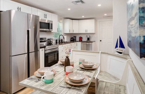 Palm Harbor House | 3 bedroom farmhouse cottage in Palm Harbor 11 mins from Honeymoon Island Beach