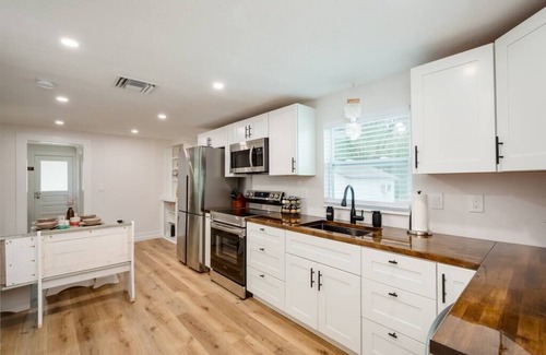 Palm Harbor House | 3 bedroom farmhouse cottage in Palm Harbor 11 mins from Honeymoon Island Beach