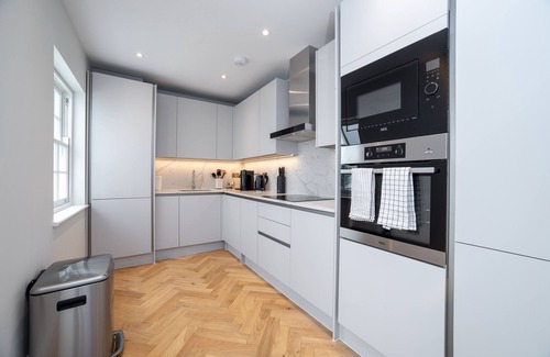 Vincent Square Apartment | 3 Bedroom Flat With Patio in Central London