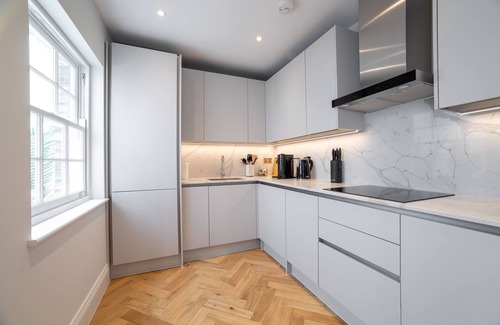 Vincent Square Apartment | 3 Bedroom Flat With Patio in Central London