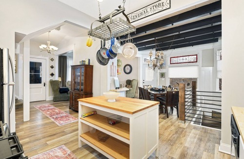 West Seventh House | 3-bedroom historic home walking distance Downtown & Xcel center 12 min to MSP
