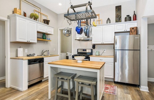 West Seventh House | 3-bedroom historic home walking distance Downtown & Xcel center 12 min to MSP