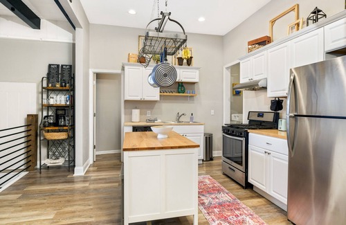 West Seventh House | 3-bedroom historic home walking distance Downtown & Xcel center 12 min to MSP