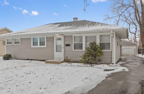Waukegan House | 3 Bedroom Home Centrally Located
