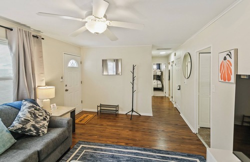 Waukegan House | 3 Bedroom Home Centrally Located