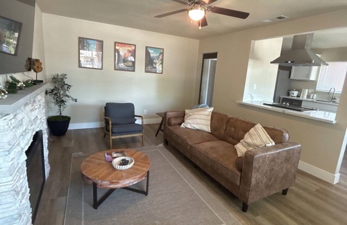 Raisin House | 3-bedroom home close to Airport. Beutifully decorated.