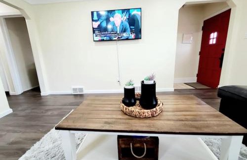 Harper Woods Apartment | 3 bedroom home in great area - Long stay discounts