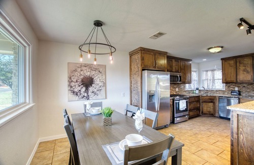 Midland House | 3-bedroom home in Old Midland/Downtown Area w/spacious backyard and fireplace