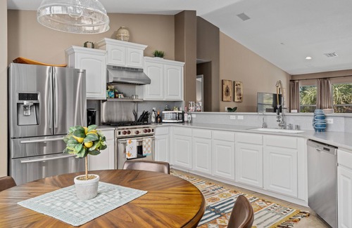 Henderson House | 3 bedroom home near Green Valley Resort in Henderson. Pool and jacuzzi!