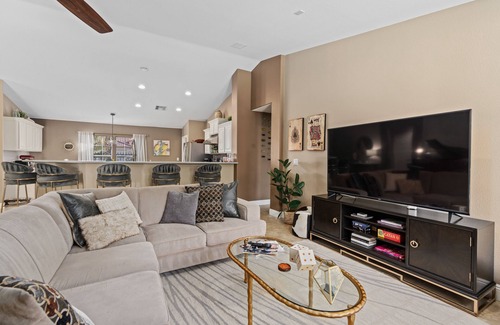 Henderson House | 3 bedroom home near Green Valley Resort in Henderson. Pool and jacuzzi!