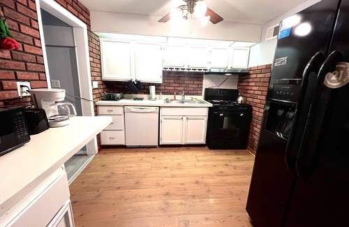 Waukegan House | 3 Bedroom Home near Naval Base!