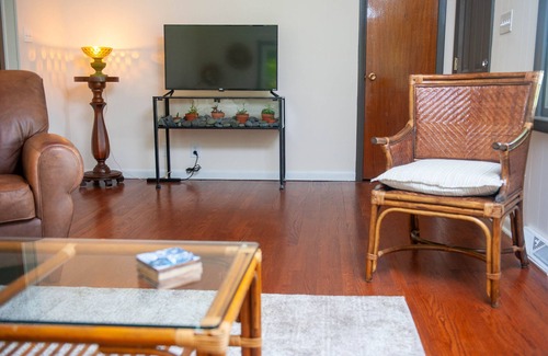 Alexandria House | 3-bedroom home on 4 acres with a hot tub. Pet Friendly. 30 mins from Columbus.