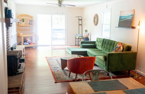 Alexandria House | 3-bedroom home on 4 acres with a hot tub. Pet Friendly. 30 mins from Columbus.