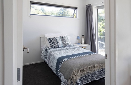 Kawakawa Bay House | 3 Bedroom House 30 seconds to the beach