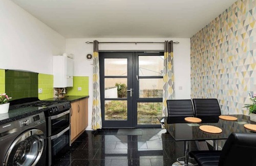 Central Aberdeen House | 3 Bedroom House - Free Parking