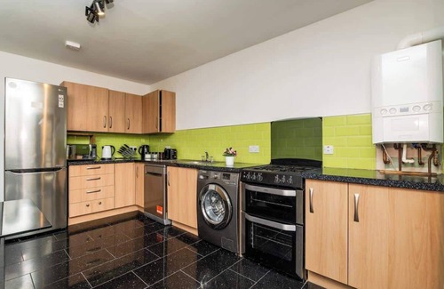 Central Aberdeen House | 3 Bedroom House - Free Parking