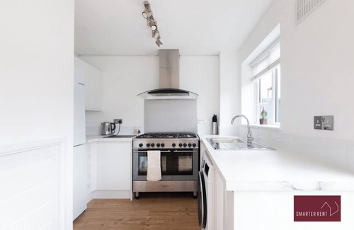 Bracknell House | 3 Bedroom House in Bracknell with garden