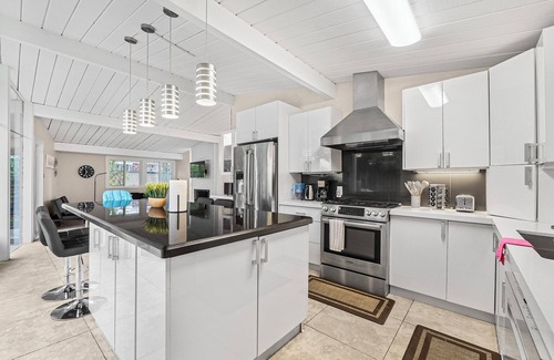 Palo Alto House | 3-bedroom house in charming Palo Alto with backyard/playground/tent