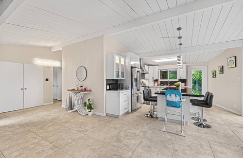 Palo Alto House | 3-bedroom house in charming Palo Alto with backyard/playground/tent