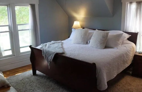 Ames House | 3 bedroom house in heart of Amesn
