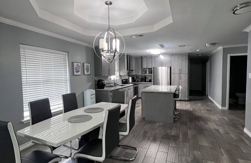 Bonanza House | 3-bedroom house in North Laredo with AC, WiFi kitchen equipped