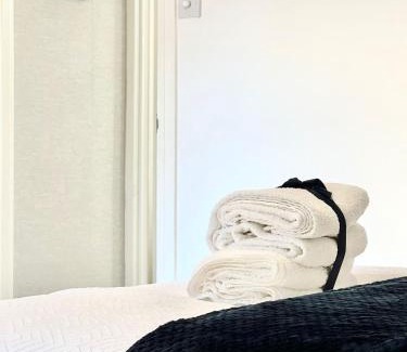 Wainscot House | 3 Bedroom House in Rochester Strood with Wifi and Netflix Walking distance to Strood Station