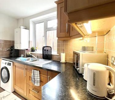 Wainscot House | 3 Bedroom House in Rochester Strood with Wifi and Netflix Walking distance to Strood Station