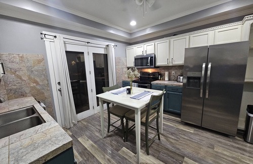 Benson House | 3-bedroom house in terrific Omaha with WiFi, AC