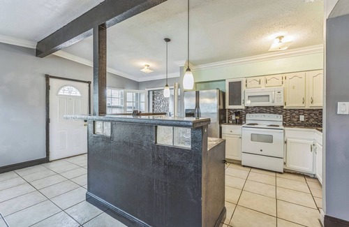 Memphis House | 3-bedroom house in wonderful Palmetto with AC, WiFi, Hot Tub by Hospitals, Beach