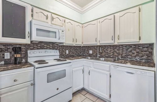 Memphis House | 3-bedroom house in wonderful Palmetto with AC, WiFi, Hot Tub by Hospitals, Beach