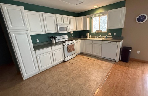Tustin House | 3-bedroom house nestled among the trees with AC, WiFi. Peaceful & relaxing!