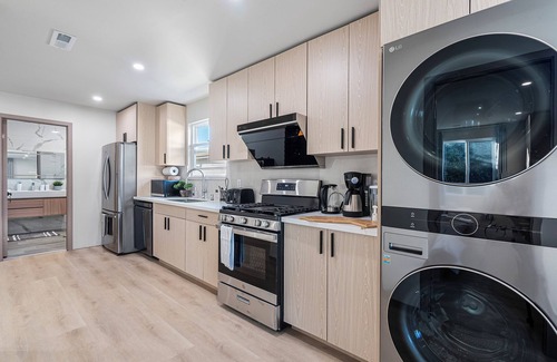 Broadmoor House | 3-bedroom house on 2F in peaceful Daly City with AC, WiFi.