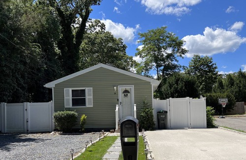 Mastic House | 3 bedroom house with pool and kids toys