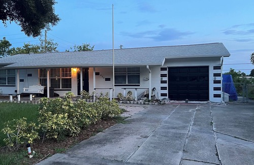 Melbourne House | 3-bedroom immaculate home in lovely Melbourne with WiFi, fitness room, AC