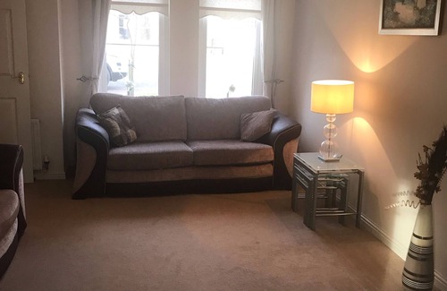 Aberdeen House | 3 BEDROOM KINGSEAT HOUSE, GARDEN, PARKING AND FAST FIBRE WIFI