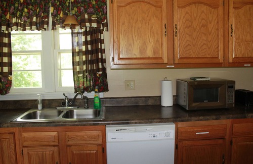 Albany Bed & Breakfast | 3-bedroom lake home located near Lake Cumberland's Grider Hill Marina