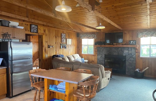 Maidstone House | 3 Bedroom Lakefront home on Maidstone Lake