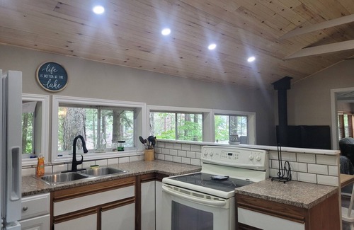 Faraday Cottage | 3 BEDROOM LOOKOUT WATERFRONT COTTAGE - SPRING & SUMMER AVAILABILITY!