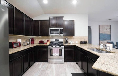San Antonio House | 3 Bedroom Luxury Home w/Hot tub close to Seaworld- Six Flags
