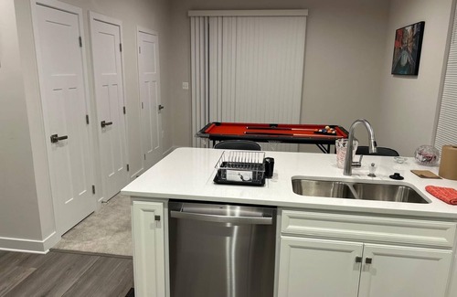 Glen Burnie House | 3-bedroom luxury vacation townhome in charming Glen Burnie with WiFi, AC