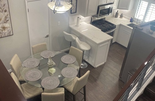 Biggs Field House | 3-bedroom Modern House, recently renovated and upgraded with smart lighting
