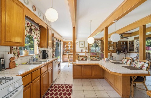 Naalehu House | 3 Bedroom Ocean View Home for 8 - Hale Kamaoa