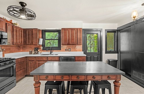 Willowbrook House | 3 Bedroom+Office-Huge Sofa-Chic Decor-Garden-5 TVs-25min to Midway or O'Hare