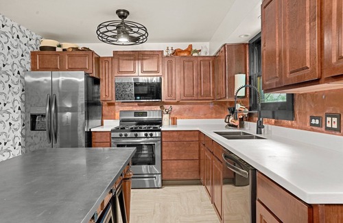 Willowbrook House | 3 Bedroom+Office-Huge Sofa-Chic Decor-Garden-5 TVs-25min to Midway or O'Hare